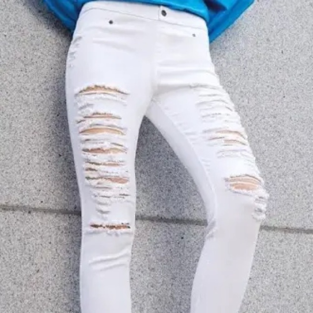 NWT hue large ripped cuffed denim skimmer in white